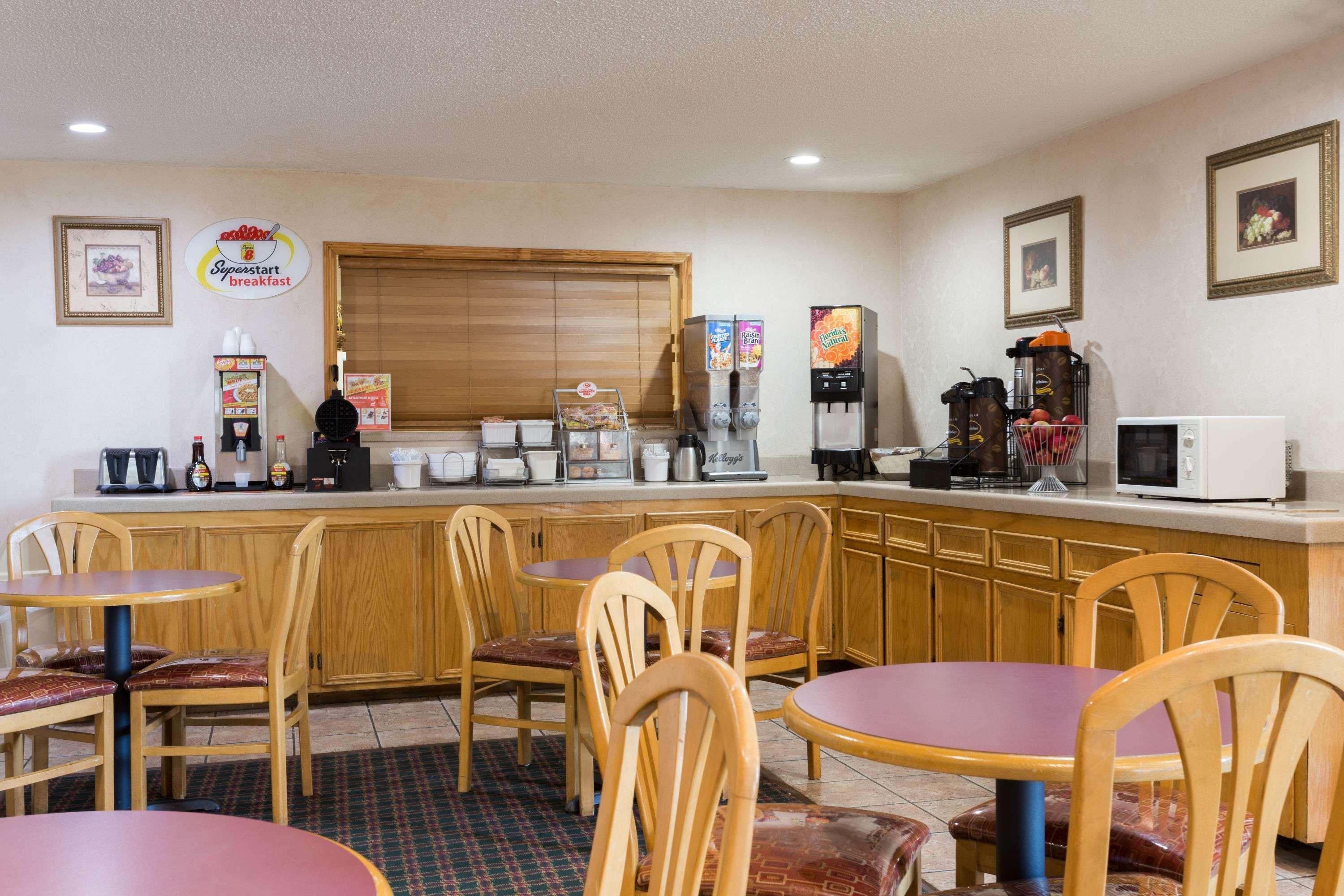 Super 8 By Wyndham Dickson Hotel Exterior photo