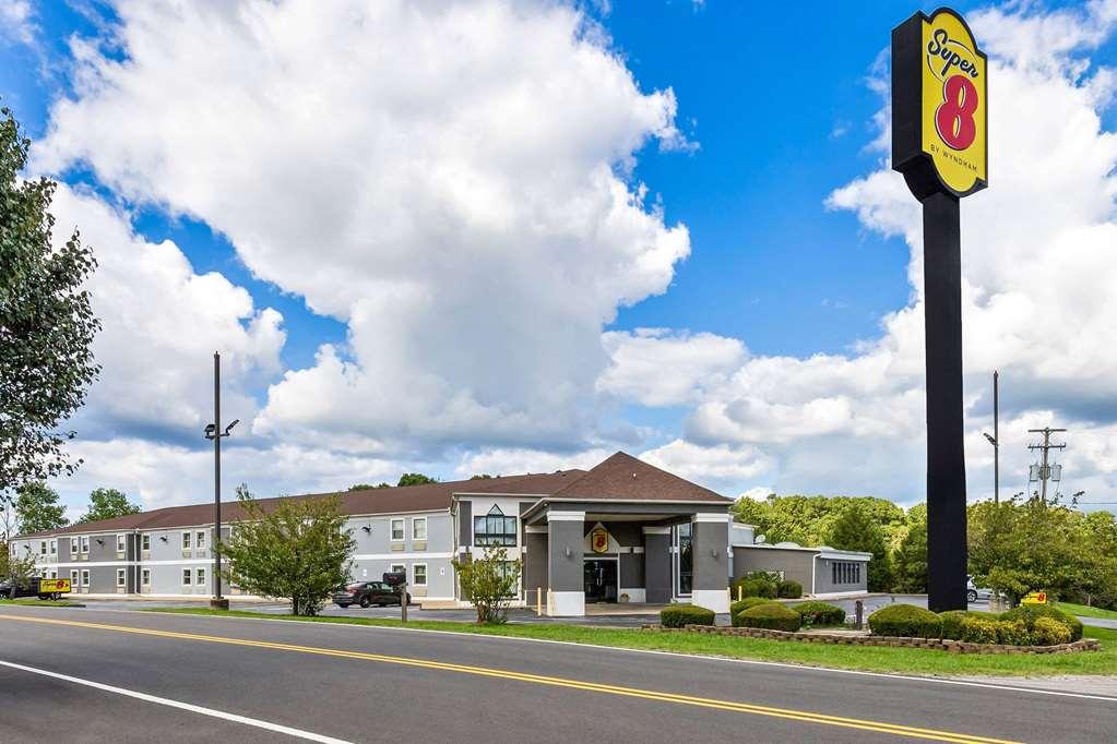 Super 8 By Wyndham Dickson Hotel Exterior photo